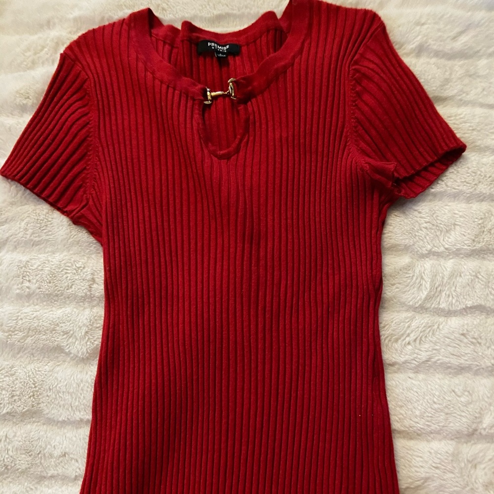 Ribbed red stretchy shirt